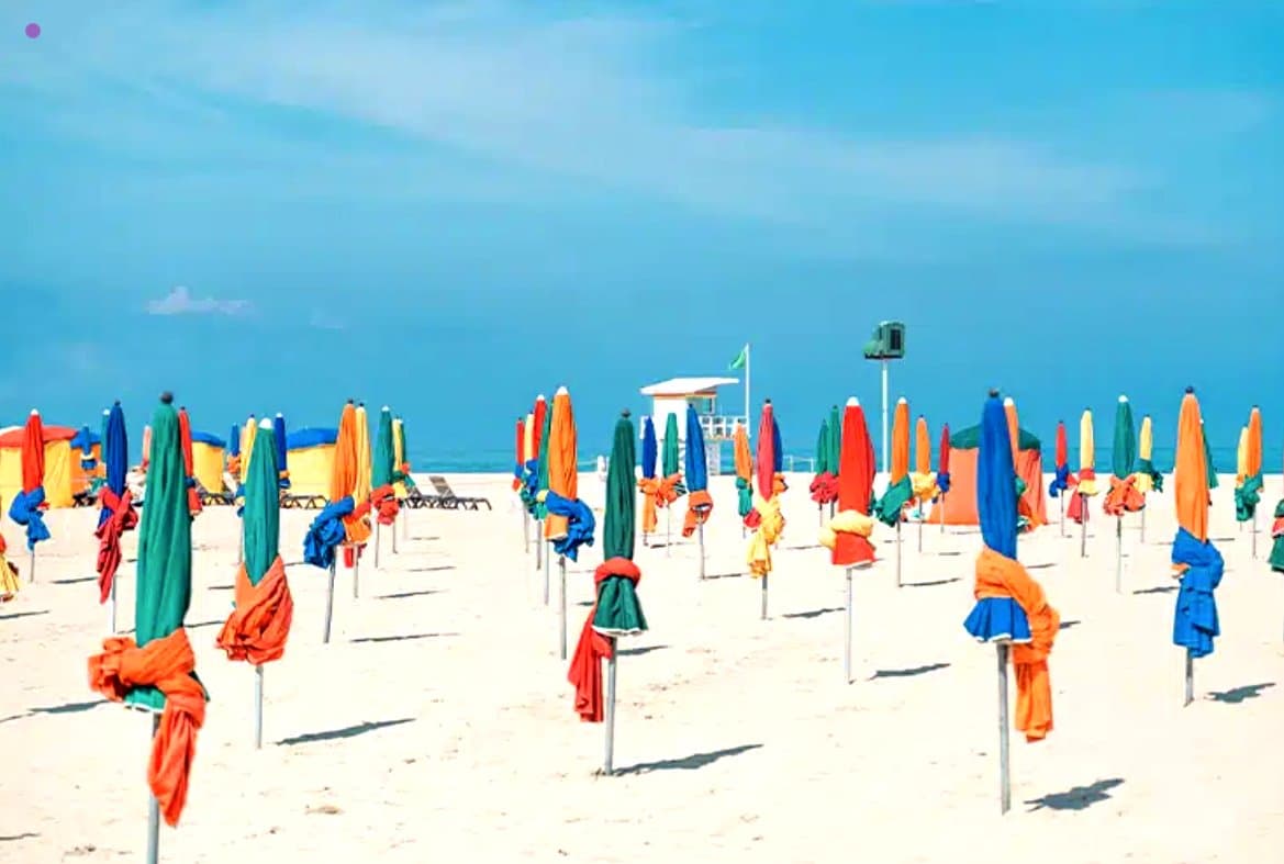 Plage de Deauville avec parasols