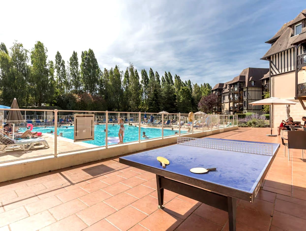 Vue de la piscine de la résidence